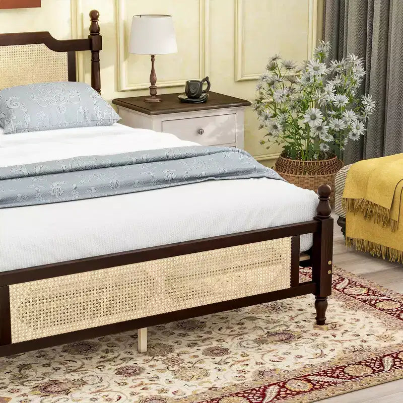 Lit plateforme Queen Size avec tête de lit et pied de lit en rotin, lit en bois et rotin avec support central renforcé