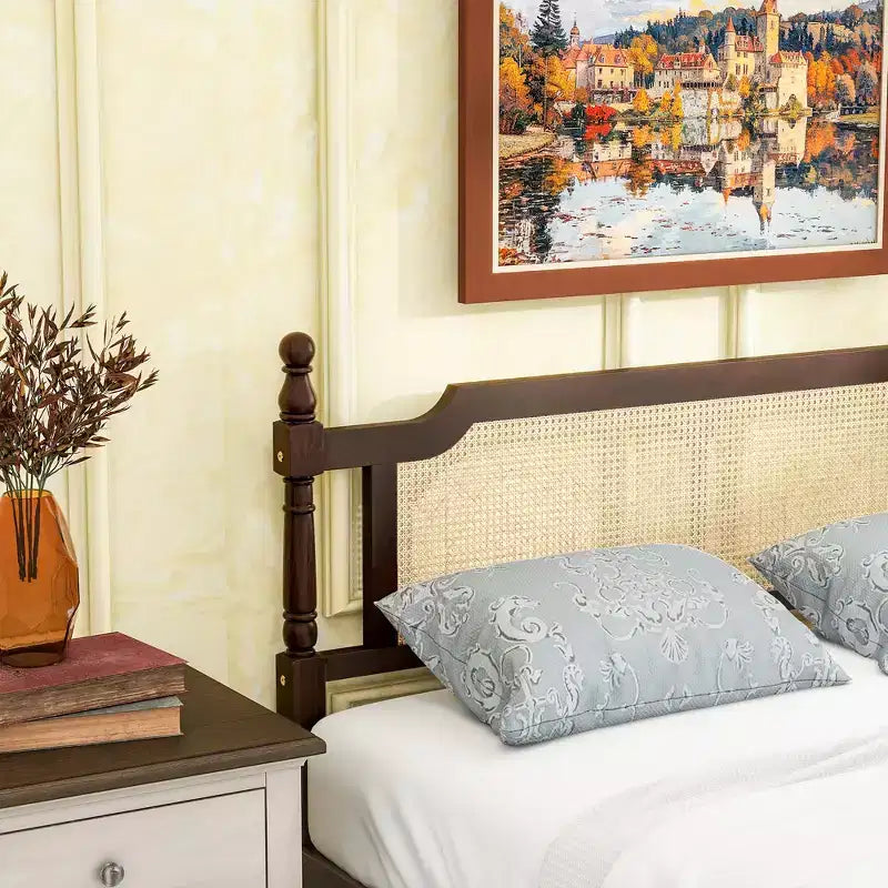 Lit plateforme Queen Size avec tête de lit et pied de lit en rotin, lit en bois et rotin avec support central renforcé