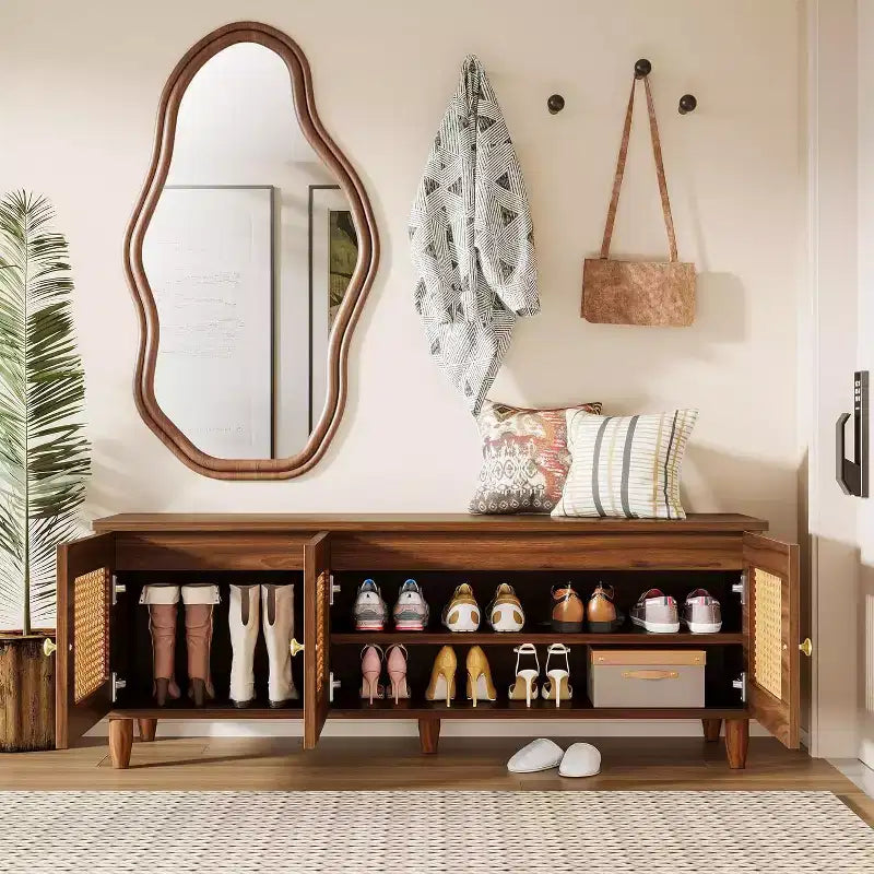 Banc à chaussures Lantine 55 brun rustique avec plateau relevable, rangement à 2 niveaux, portes en rotin, rangement caché et siège pour entrée, couloir, salon.