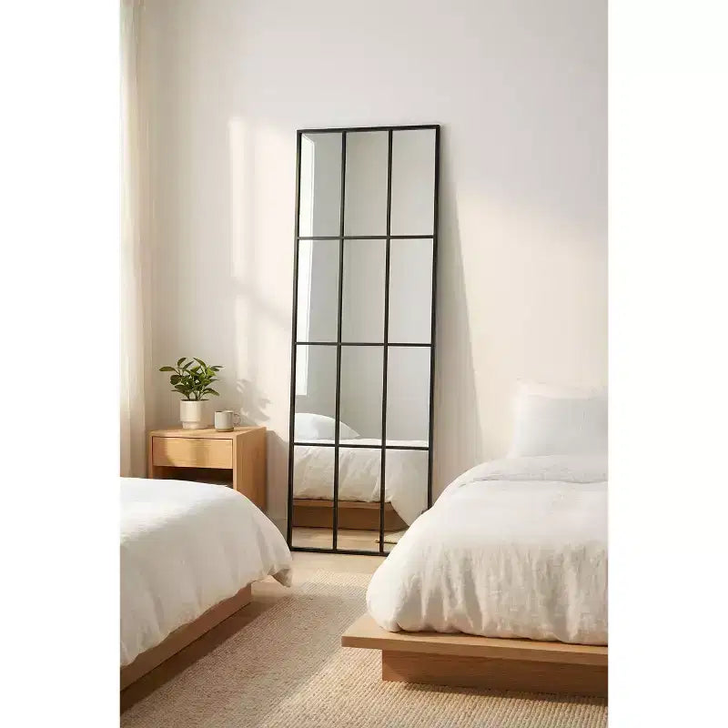 Miroir sur pied Likepay pleine longueur avec cadre en métal noir et motif à carreaux moderne