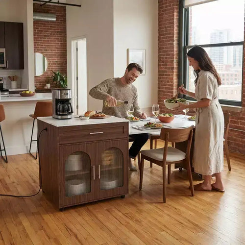 Îlot de cuisine mobile de 80 pouces avec comptoir extensible à grain de marbre, armoire, tiroirs et espace repas, finition noyer pour la préparation et le repas dans la cuisine