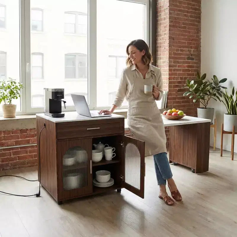 Îlot de cuisine mobile de 80 pouces avec comptoir extensible à grain de marbre, armoire, tiroirs et espace repas, finition noyer pour la préparation et le repas dans la cuisine
