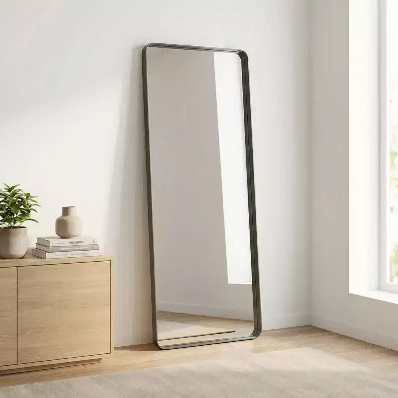 Miroir sur pied Likepay pleine longueur avec coins arrondis, en métal noir, design minimaliste et moderne