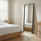 Miroir sur pied Likepay pleine longueur avec coins arrondis, en métal noir, design minimaliste et moderne