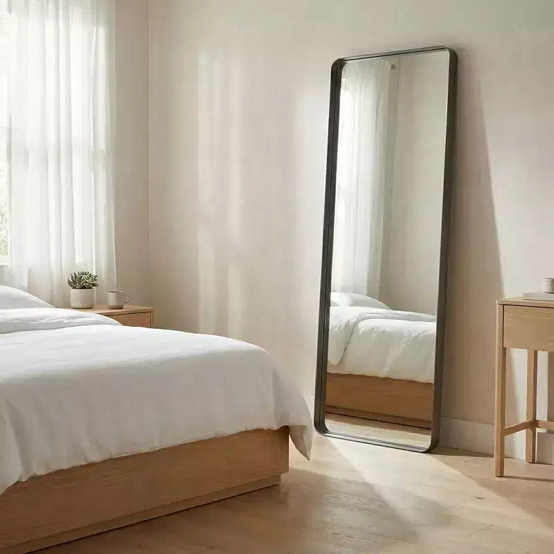 Miroir sur pied Likepay pleine longueur avec coins arrondis, en métal noir, design minimaliste et moderne