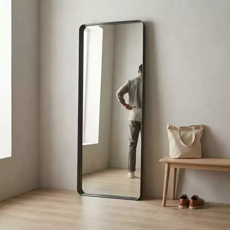 Miroir sur pied Likepay pleine longueur avec coins arrondis, en métal noir, design minimaliste et moderne