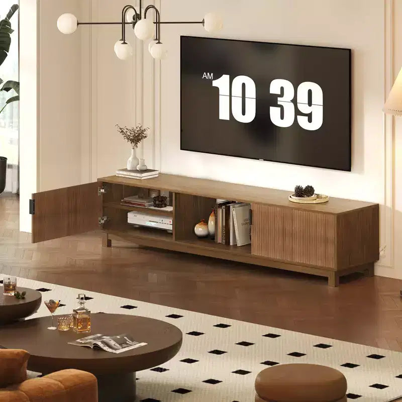 Meuble TV bas moderne du milieu du siècle de 40,4 cm de hauteur, console TV cannelée de 177,8 cm de long avec étagère de rangement ouverte et portes cannelées pour salon, chambre à coucher