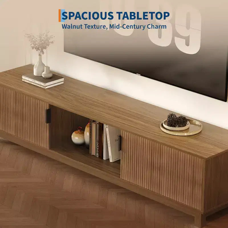Meuble TV bas moderne du milieu du siècle de 40,4 cm de hauteur, console TV cannelée de 177,8 cm de long avec étagère de rangement ouverte et portes cannelées pour salon, chambre à coucher