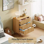 Commode moderne cannelée à 3 tiroirs. Tiroirs profonds et plateau large. Organiseur en bois polyvalent pour chambre, salon ou couloir.