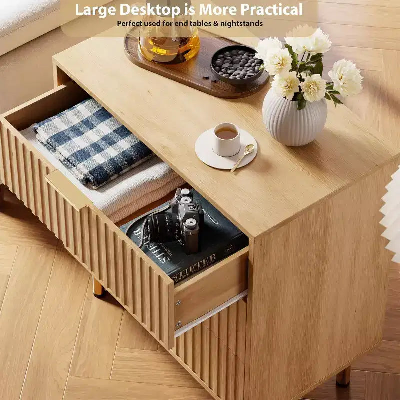 Commode moderne cannelée à 3 tiroirs. Tiroirs profonds et plateau large. Organiseur en bois polyvalent pour chambre, salon ou couloir.