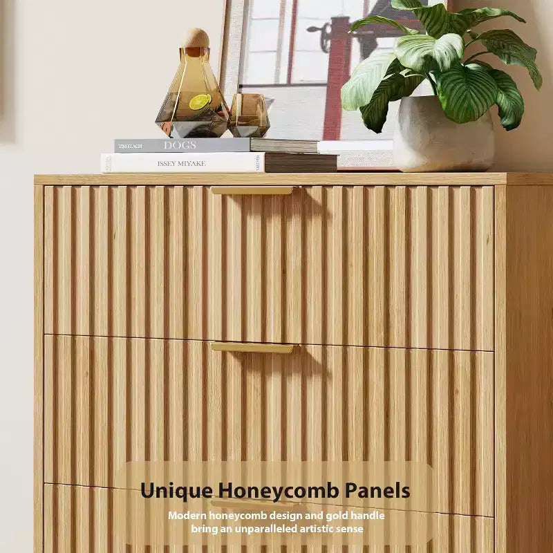 Commode moderne cannelée à 3 tiroirs. Tiroirs profonds et plateau large. Organiseur en bois polyvalent pour chambre, salon ou couloir.