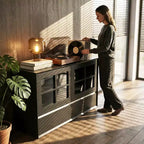47.04 Buffet moderne avec portes en acrylique incassables – Meuble de rangement à 2 tiroirs avec étagères réglables – Noir mat Gaoyangjiaju