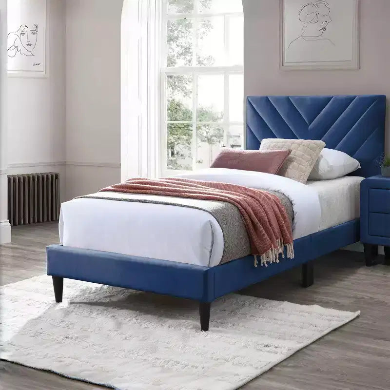 Lit plateforme contemporain GDFStudio Evelyn en velours rembourré avec tête de lit réglable