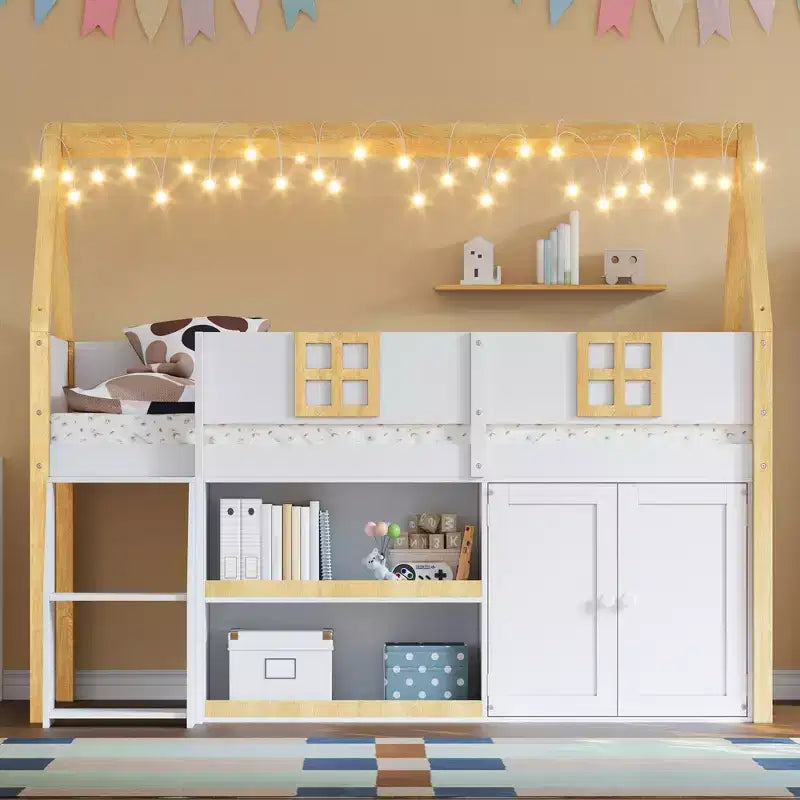 Lit mezzanine bas pour enfant, lit cabane ludique avec escalier à marches, étagères, armoire de rangement et éclairage LED, blanc et naturel – ModernLuxe