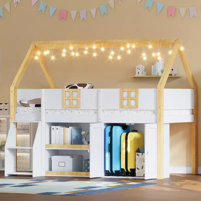 Lit mezzanine bas pour enfant, lit cabane ludique avec escalier à marches, étagères, armoire de rangement et éclairage LED, blanc et naturel – ModernLuxe