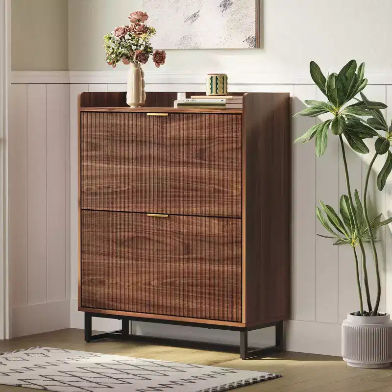 Meuble à chaussures étroit cannelé avec 2 portes basculantes, organiseur de rangement en bois dissimulé en noyer pour entrée (profondeur 30 cm)