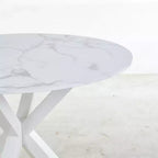 Table à manger mi-siècle de 107 cm avec plateau rond en MDF et pieds croisés, coloris marbre blanc, pour 4 à 6 personnes