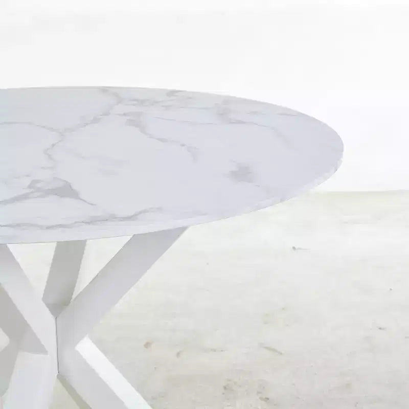 Table à manger mi-siècle de 107 cm avec plateau rond en MDF et pieds croisés, coloris marbre blanc, pour 4 à 6 personnes