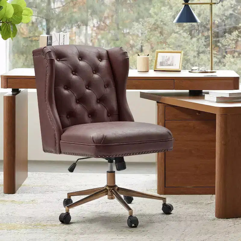 Chaise de bureau Hazel traditionnelle en similicuir avec accoudoirs et dossier à oreilles, capitonnée | ARTFUL LIVING DESIGNS-CAMEL