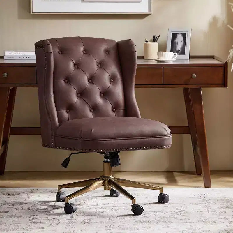 Chaise de bureau Hazel traditionnelle en similicuir avec accoudoirs et dossier à oreilles, capitonnée | ARTFUL LIVING DESIGNS-CAMEL