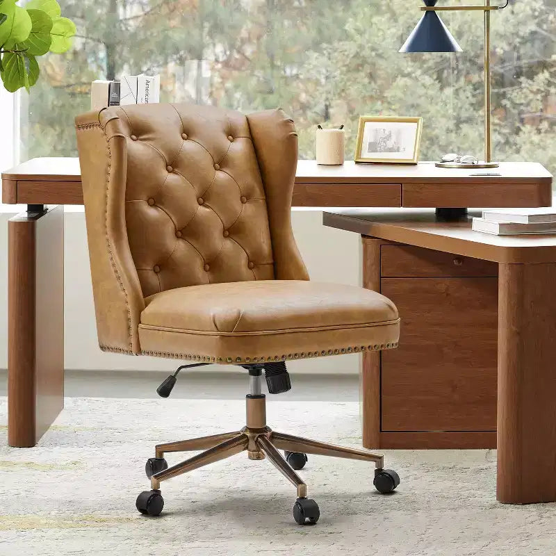 Chaise de bureau Hazel traditionnelle en similicuir avec accoudoirs et dossier à oreilles, capitonnée | ARTFUL LIVING DESIGNS-CAMEL