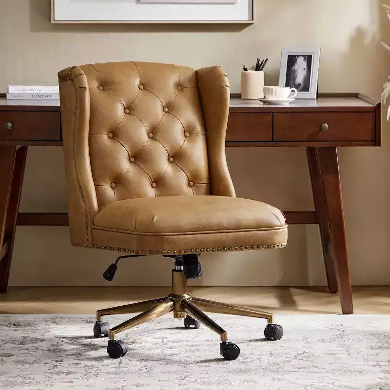 Chaise de bureau Hazel traditionnelle en similicuir avec accoudoirs et dossier à oreilles, capitonnée | ARTFUL LIVING DESIGNS-CAMEL