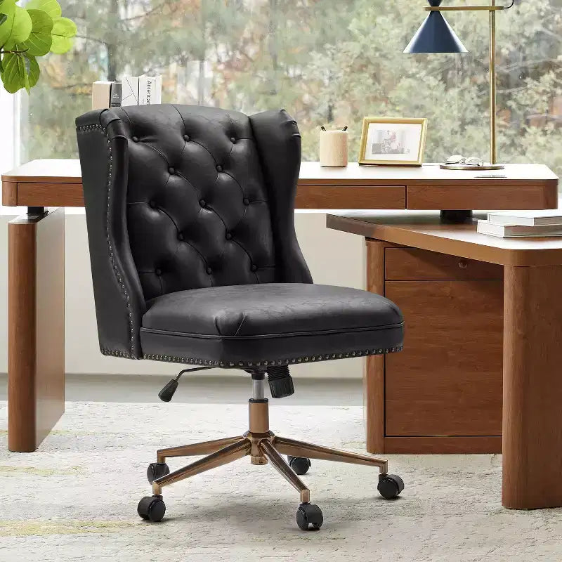 Chaise de bureau Hazel traditionnelle en similicuir avec accoudoirs et dossier à oreilles, capitonnée | ARTFUL LIVING DESIGNS-CAMEL