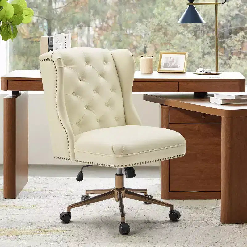 Chaise de bureau Hazel traditionnelle en similicuir avec accoudoirs et dossier à oreilles, capitonnée | ARTFUL LIVING DESIGNS-CAMEL