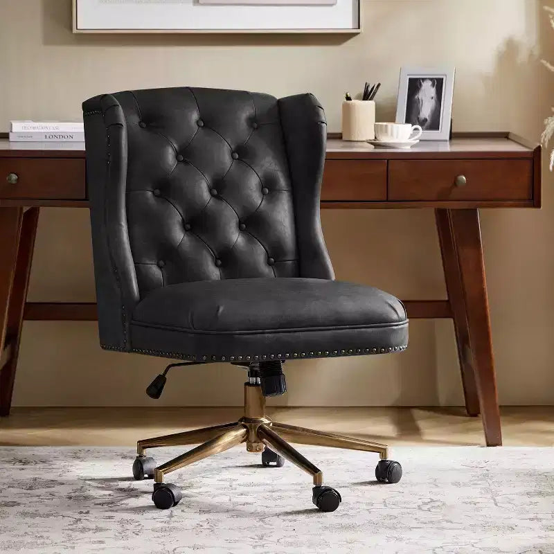 Chaise de bureau Hazel traditionnelle en similicuir avec accoudoirs et dossier à oreilles, capitonnée | ARTFUL LIVING DESIGNS-CAMEL