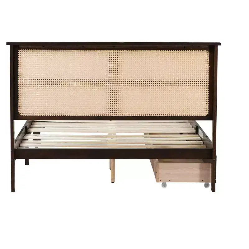Lit double Whisen avec tête de lit en rotin et tiroirs de rangement