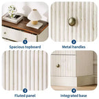 COZONY Commode haute à 5 tiroirs de 114 cm pour chambre à coucher, avec détails cannelés verticaux en bois et poignées métalliques, rangement peu encombrant pour appartement ou chambre d'amis