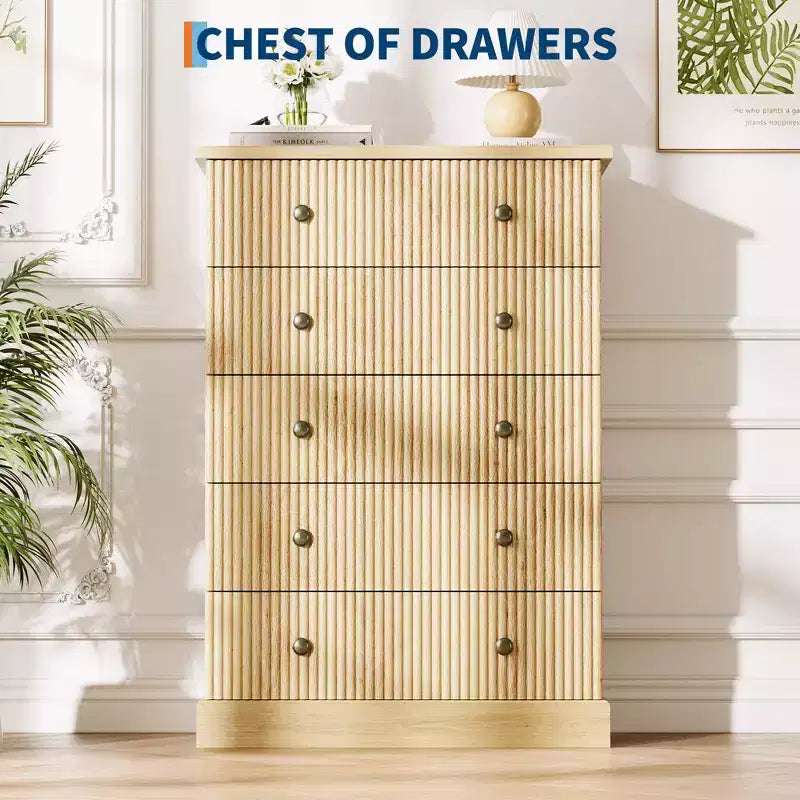 COZONY Commode haute à 5 tiroirs de 114 cm pour chambre à coucher, avec détails cannelés verticaux en bois et poignées métalliques, rangement peu encombrant pour appartement ou chambre d'amis