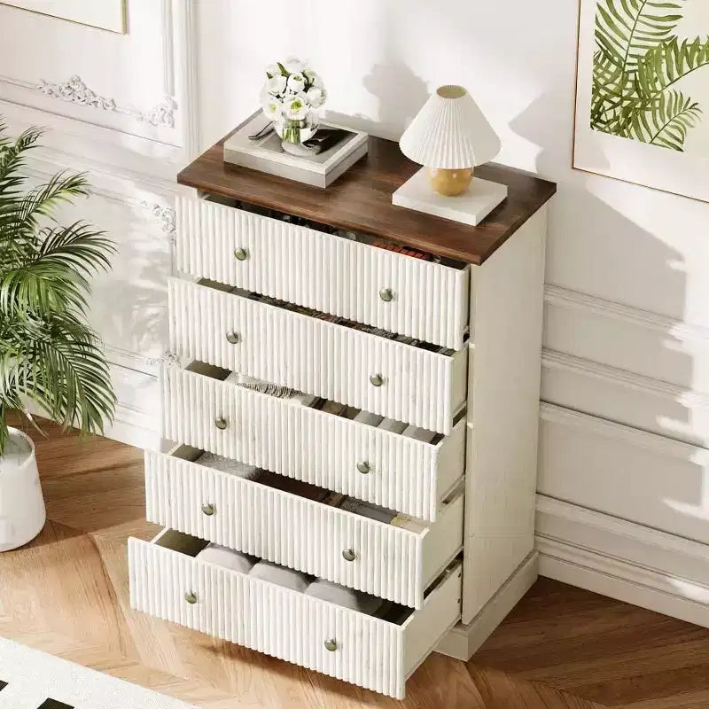 COZONY Commode haute à 5 tiroirs de 114 cm pour chambre à coucher, avec détails cannelés verticaux en bois et poignées métalliques, rangement peu encombrant pour appartement ou chambre d'amis