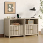 Table de chevet cannelée moderne avec station de charge, table de nuit de 50 cm, 2 tiroirs coulissants en bois, étagère ouverte, poignée en métal, pieds en bois, table d'appoint de chambre à coucher.