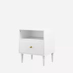 Table de chevet blanche avec tiroir, étagère ouverte et poignée dorée - ModernLuxe