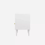 Table de chevet blanche avec tiroir, étagère ouverte et poignée dorée - ModernLuxe