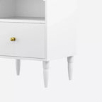 Table de chevet blanche avec tiroir, étagère ouverte et poignée dorée - ModernLuxe