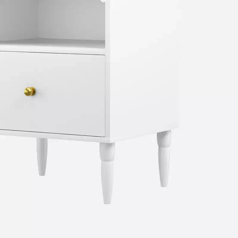 Table de chevet blanche avec tiroir, étagère ouverte et poignée dorée - ModernLuxe