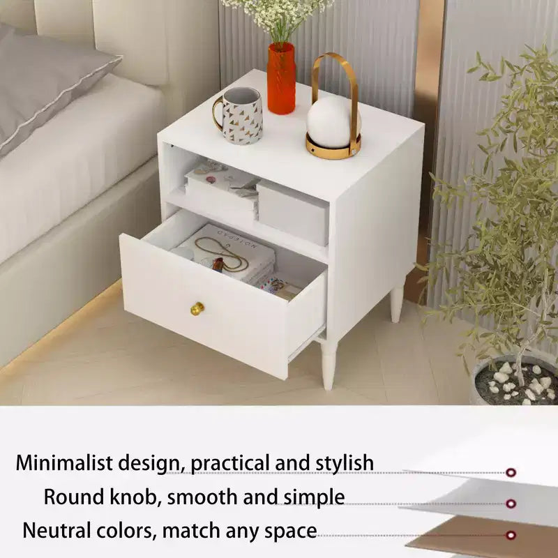 Table de chevet blanche avec tiroir, étagère ouverte et poignée dorée - ModernLuxe