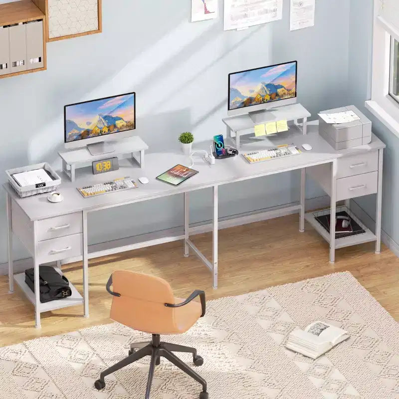 Bureau d'angle en forme de L Qwatto de 150 cm blanc avec station de charge, bureau de jeu pour deux personnes, 4 tiroirs, 2 supports d'écran, poste de travail de bureau à domicile.