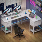 Bureau d'angle en forme de L Qwatto de 150 cm blanc avec station de charge, bureau de jeu pour deux personnes, 4 tiroirs, 2 supports d'écran, poste de travail de bureau à domicile.