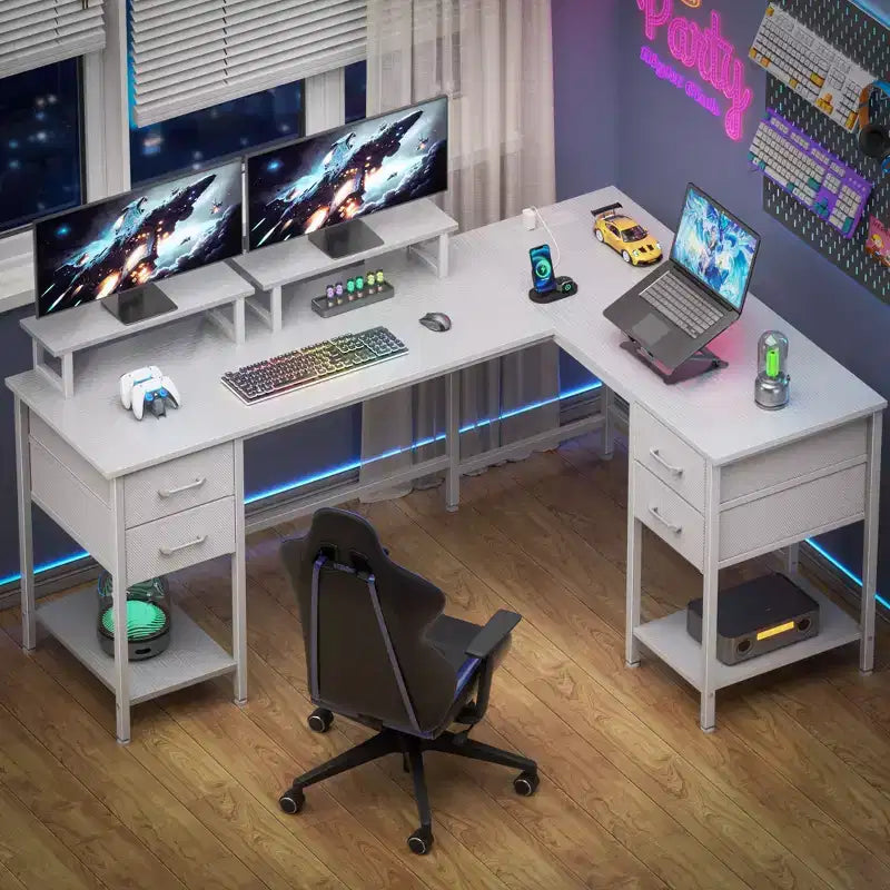 Bureau d'angle en forme de L Qwatto de 150 cm blanc avec station de charge, bureau de jeu pour deux personnes, 4 tiroirs, 2 supports d'écran, poste de travail de bureau à domicile.
