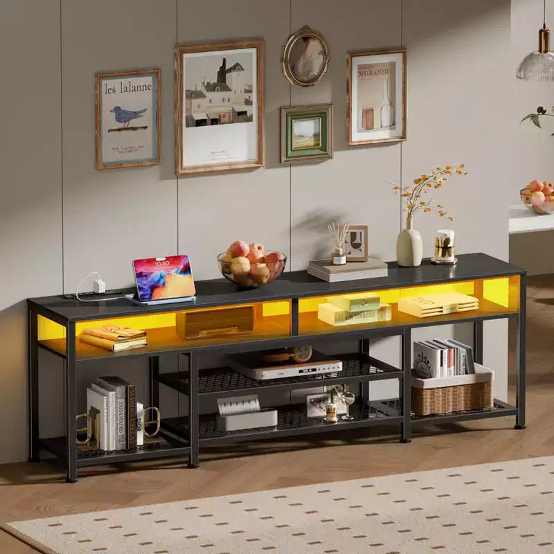 Meuble TV noir de 180 cm avec station de charge et lumières LED, meuble de divertissement pour TV jusqu'à 80 pouces, console multimédia de rangement, moderne pour salon ou chambre à coucher.