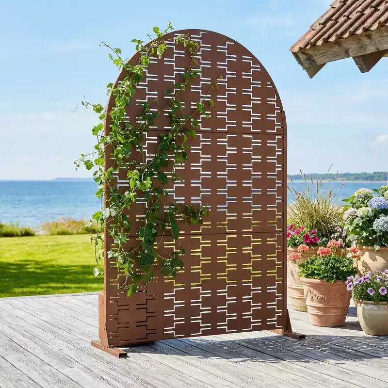 Panneaux de clôture autoportants Dovelina 72H x 47W en métal arqué pour extérieur, gris clair/marron, pour jardin, patio, terrasse, cour