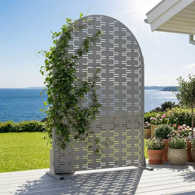 Panneaux de clôture autoportants Dovelina 72H x 47W en métal arqué pour extérieur, gris clair/marron, pour jardin, patio, terrasse, cour
