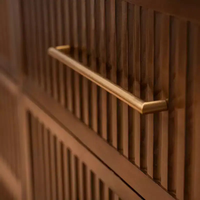 Commode à 6 tiroirs cannelés Sera avec poignée en laiton