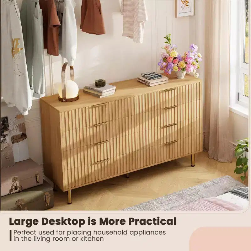 Commode 8 tiroirs pour chambre à coucher, 55 po de large, en bois moderne avec poignées en métal, design anti-basculement, organisateur de rangement robuste pour salon