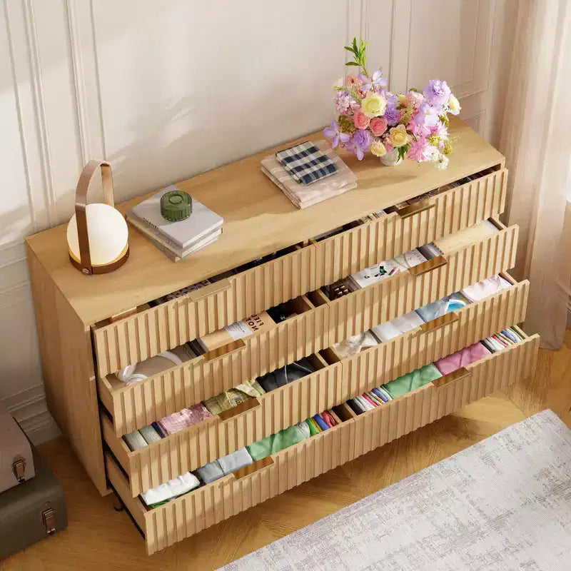 Commode 8 tiroirs pour chambre à coucher, 55 po de large, en bois moderne avec poignées en métal, design anti-basculement, organisateur de rangement robuste pour salon
