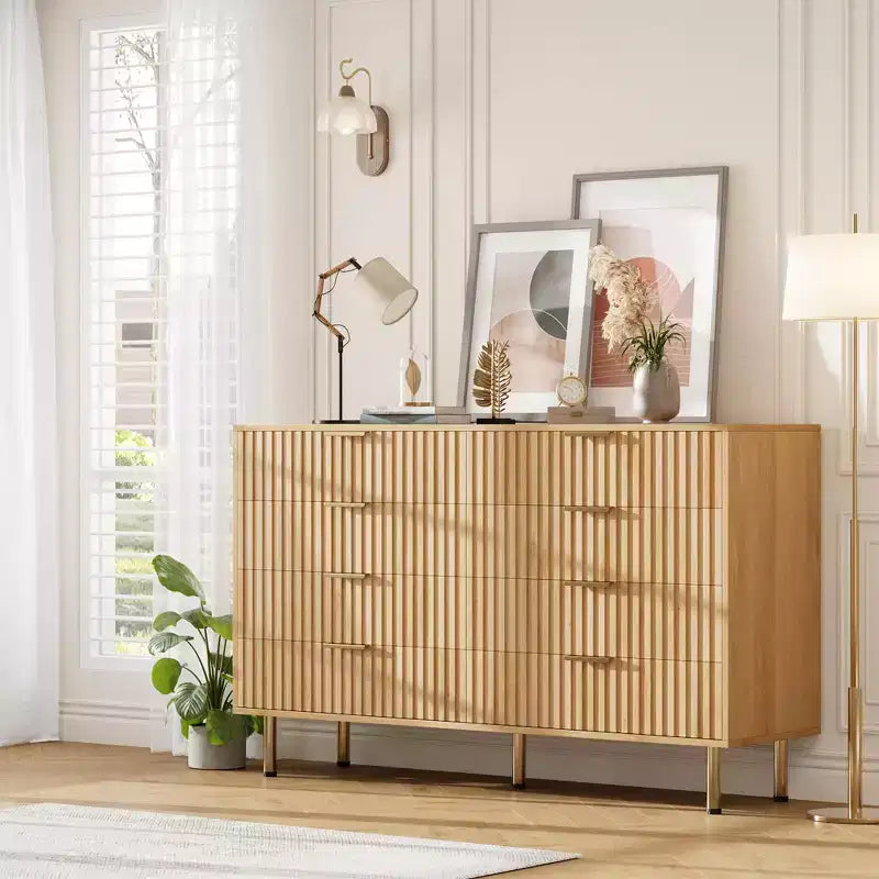 Commode 8 tiroirs pour chambre à coucher, 55 po de large, en bois moderne avec poignées en métal, design anti-basculement, organisateur de rangement robuste pour salon