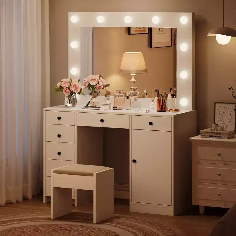 Coiffeuse blanche avec miroir et lumières, table de maquillage moderne avec station de charge et tiroirs, coiffeuse en bois avec rangement pour chambre à coucher